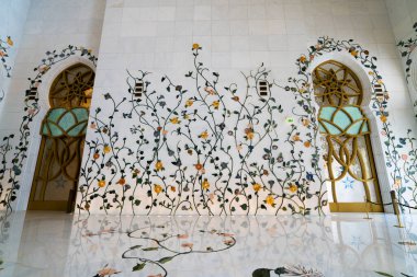 ABU DHABI, BAE - 20 Mart 2017 Şeyh Zayed Büyük Cami Çiçek Duvarı, Abu Dabi, BAE