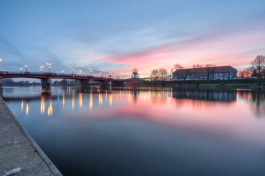 Polonya 'nın Gorzow şehrinde güneş doğarken eski kasaba köprüsü ve Warta Nehri 
