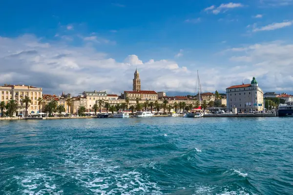 Riva gezinti alanı ve Split 'teki Diocletian sarayının ufuk çizgisi. Hırvatistan