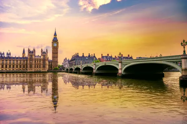 Elizabeth kulesi Big Ben saat olarak bilinir gün batımında yansıması ile