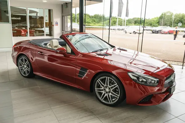 MILTON KEYNES, İngiltere - 26 HAZİRAN 2016. Mercedes Benz 2016 SL-Sınıfı Cabriolet modelinin yan görüntüsü Mercedes-Benz merkez ofisinde gösterildi