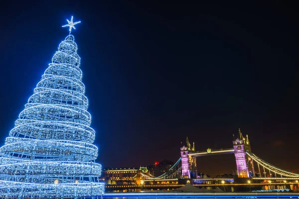 Tower Bridge ve Londra 'da bir Noel ağacı