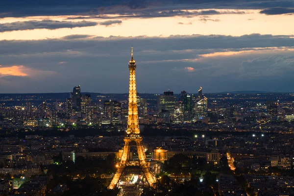 gün batımında Paris'te Eyfel Kulesi