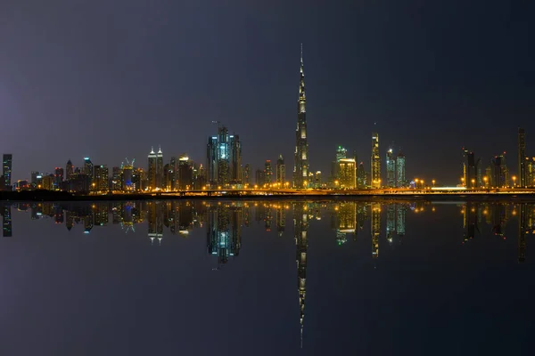 Geceleri Dubai 'nin gökyüzü manzarası. BAE