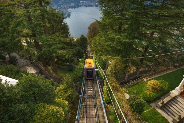 Funicular Movimento Subindo Cura Com Lago Como Fundo Itália — Fotografia de Stock