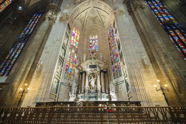 MILAN, ITALY - OCT 2, 2015: Duomo di Milano (Milano Kubbesi), İtalya. Aziz Mary 'nin Doğuşu Başkent Katedrali-Bazilikası