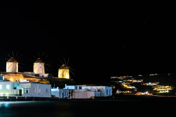 夜にはミコノス島の有名な風車が見られます ギリシャ — ストック写真
