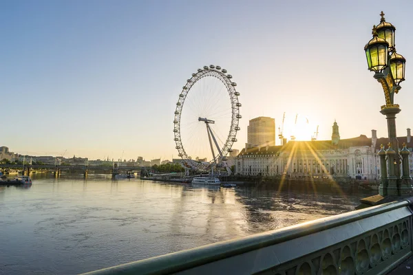 London England July 2016 London Eye Shrek Adventure Sunthrise — стокове фото