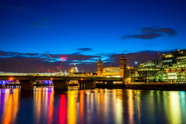 Southwark Híd Szent Pál Katedrális Kupolájával Háttérben Londonba — Stock Fotó