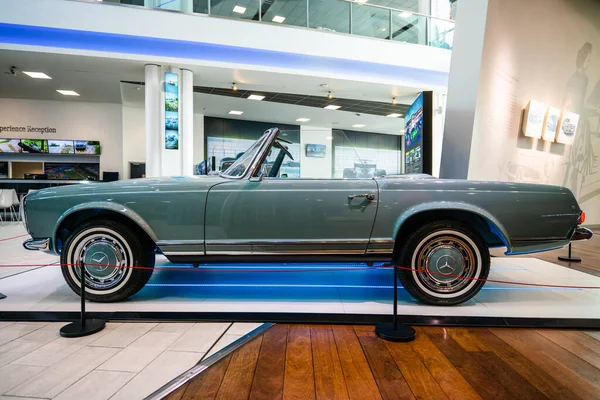 Weybridge, İngiltere-4 Nisan 2019: Vintage Mercedes Benz 280 SL Weybridge 'deki Mercedes Benz World' de sergileniyor