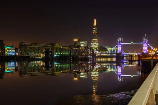 Beroemde Tower Bridge Nachts Met Lichtreflecties Londen Engeland — Stockfoto