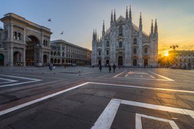 Gün doğumunda Duomo Katedrali, Milan. İtalya 