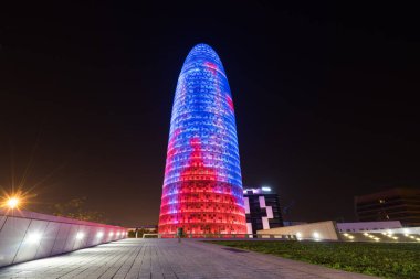 BARCELONA, İspanya - 29 Nisan 2016 - Barcelona, İspanya 'daki Torre agbar' ın gece görüşü. 38 katlı bir gökdelen, 2005 'te Nouvel tarafından inşa edilmiş. Barselona 'nın sembollerinden biri Grupo Agbar' a ait.