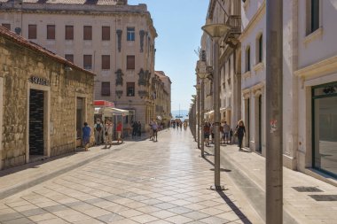 BÖLÜM, CROATIA - 1 Ekim 2016: Eski Split Kasabası 'ndaki Marmontova Caddesi. Old Town, İmparator Diocletian 'ın MS 1 Mayıs 305' te emekliliğine hazırlık amacıyla inşa ettiği sarayın kalıntıları.