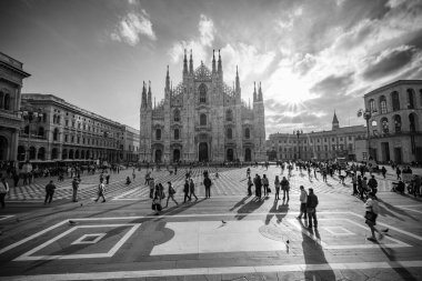 MILAN, İtalya - 5 Ekim 2015: Milano Katedral Kilisesi önündeki Piazza Duomo Meydanı 'ndaki turistlerin siyah beyaz manzarası