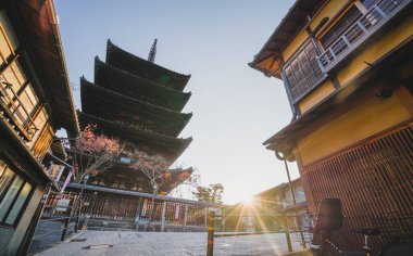 Yasaka Pagoda, Kyoto 'nun Ninen-zaka ve San' nen-zaka caddelerinin batısında yer alan beş katlı bir pagoda.