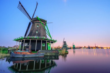 Hollanda 'da geleneksel yel değirmenleri gün batımında