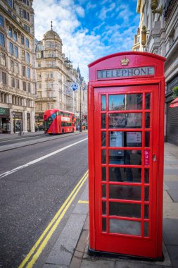 LONDON, İngiltere - 3 Mart 2016: Strand Caddesi 'ndeki kırmızı telefon kulübesi 