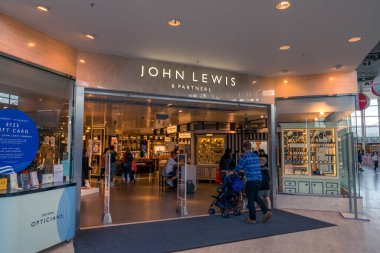 Milton Keynes, İngiltere-Ağustos 2019: John Lewis Ortaklık mağazasına giriş. John Lewis mağazaları ve Waitrose süpermarketleri işleten bir İngiliz şirketi.