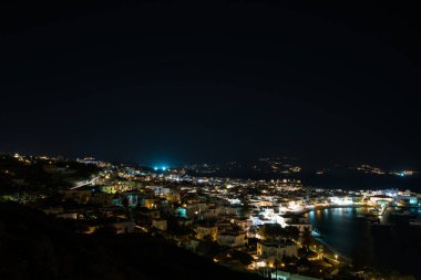 Mykonos kasabası gece görüldü. Yunanistan