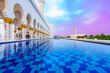 ABU DHABI, BAE-MARCH 22.2017: Şeyh Zayed Büyük Cami Alacakaranlıkta (Abu-Dabi, BAE)