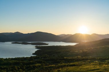 İskoçya 'da gün batımında Lomond Gölü 