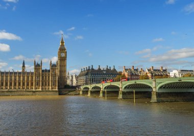 Güneşli bir günde Westminster Sarayı ve Big Ben Panoraması, Londra, İngiltere, İngiltere