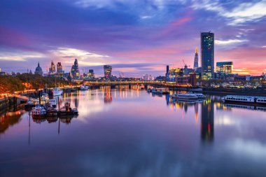 Londra 'nın güzel gündoğumu silüeti güney kıyısı ve finans bölgesi 
