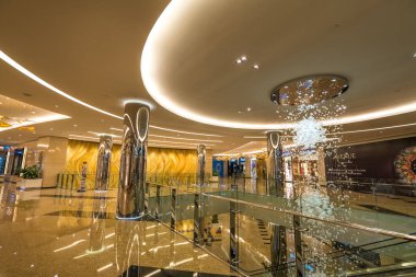 ABU DHABI, BAE - 18 Mart 2017 Abu Dabi Etihad Kuleleri 'nin içindeki lüks alışveriş merkezi. 18 Mart 2017, Abu Dabi, Birleşik Arap Emirlikleri