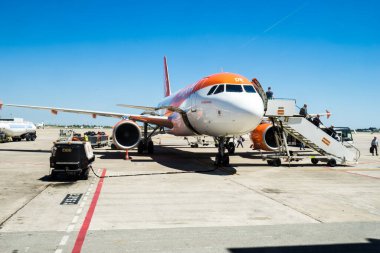 LUTON, UK-8.8.2017: Luton havaalanında Easyjet uçağı. EasyJet, Londra Luton Havalimanı merkezli, düşük maliyetli havayolu modeli altında çalışan bir İngiliz havayolu şirketidir.