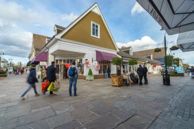 BİSİSTER, İngiltere - 5 HAZİRAN 2016. Vivienne Westwood Bicester Village 'da bir mağaza. Bicester Village, Oxfordshire 'da bir kasaba olan Bicester' ın eteklerinde bir alışveriş merkezidir.