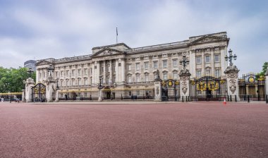 Bulutlu bir günde Buckingham Sarayı 