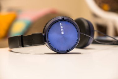 Milton Keynes, İngiltere 20 Eylül 2017: Siyah SONY kulaklıklar bulanık arkaplan, resimsel yazı işleri