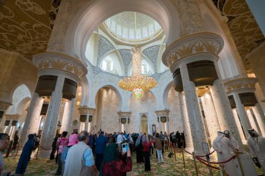 ABU DHABI, BAE - 20 Mart 2017: Şeyh Zayed Camii 'nin içindeki güzel avize, Abu Dabi, Birleşik Arap Emirlikleri