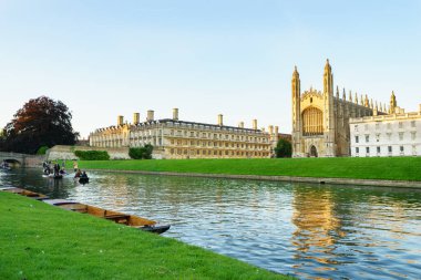 Cambridge, İngiltere 'de güzel bir sabah gökyüzü olan King' s Chapel.