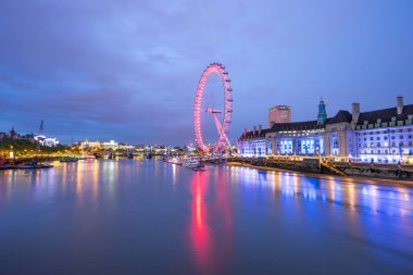 LONDON, ENGLAND - 19 Mayıs 2016, Londra 'nın Thames Nehri' nin Güney Kıyısındaki Londra Gözü