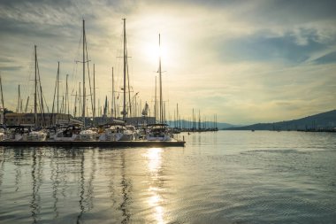 Trogir 'de gün batımında yat limanında. Hırvatistan