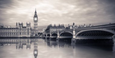 Londra, İngiltere 'deki Big Ben ve Westminster köprüsünün klasik görüntüsü.