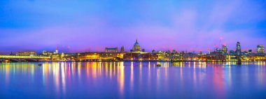 Londra 'nın renkli gökyüzü manzarası St. Paul Katedrali' ne bakıyor.