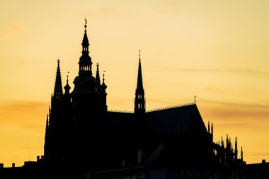 Prag Kalesi 'nin günbatımı silueti. Çek Cumhuriyeti 