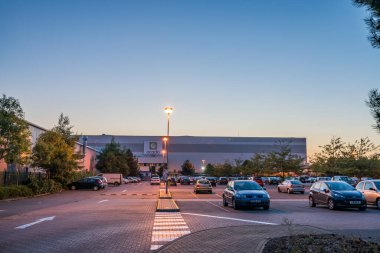 Ocado, İngiliz çevrimiçi süpermarketi. Ana rakiplerinin aksine, şirketin hiçbir mağaza zinciri yok ve bütün ev teslimatlarını 1 Ağustos 2018 'de Hatfield, İngiltere' deki depolarından yapıyor.