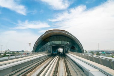 DUBAI, BAE-MARCH 24. 2017: Dubai metro istasyonu yansımalarla hareket halindeki trenden izlendi 