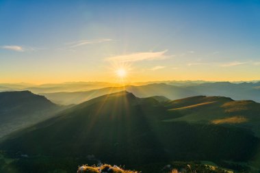 Seceda tepesinden İtalya 'nın güney Tyrol tepesinden Dolomitlerin güzel günbatımı manzarası.