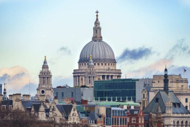 St. Paul Katedrali 'nin mavi gökyüzü, Londra, İngiltere' nin simgesi.