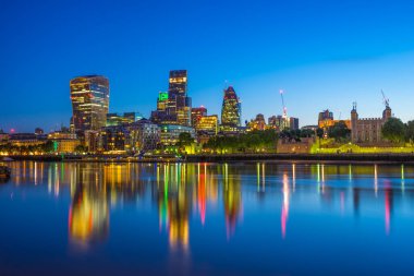 Gün batımında Londra finans bölgesi 