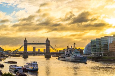 Londra 'da güneş doğarken Tower Bridge. İngiltere