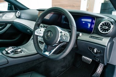 Milton Keynes, İngiltere, Nisan 2018: Mercedes Benz CLS 2018 modelinin EQ Arttırma teknolojisi 