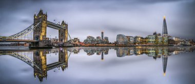 Bulutlu bir günde Londra 'daki Tower Bridge Panoraması