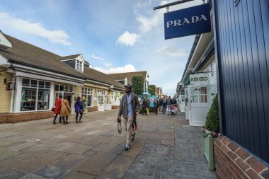 BİSİSTER, İngiltere - 5 HAZİRAN 2016. Bicester Village 'daki Prada mağazası. Bicester Village, Oxfordshire 'da bir kasaba olan Bicester' ın eteklerinde bir alışveriş merkezidir.