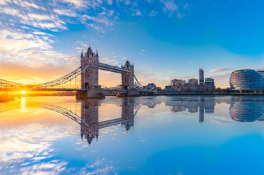 Gün doğumunda Londra 'daki Tower Bridge' de. İngiltere